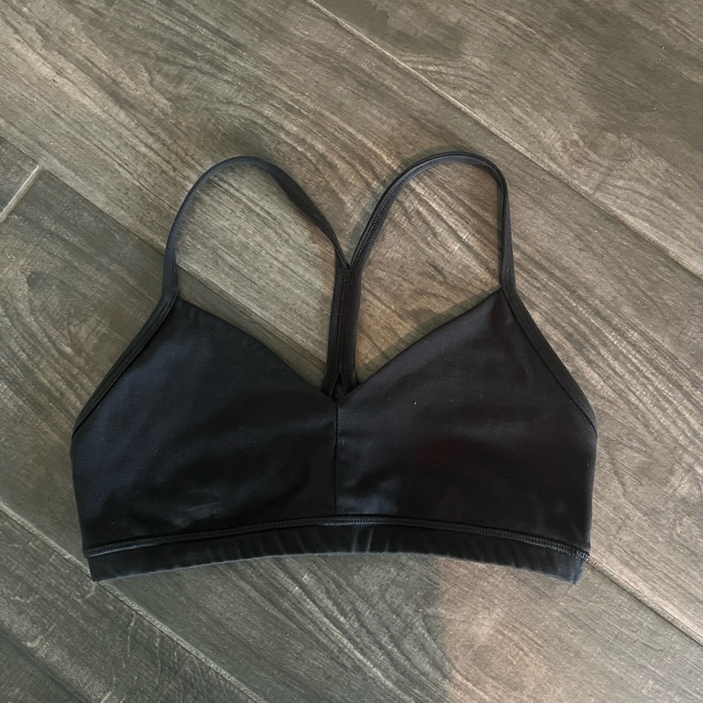 Black FLEO sports bra